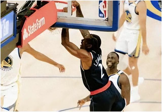 历史性胜利令球场沸腾，体育狂热横扫全场(历史性的胜利)